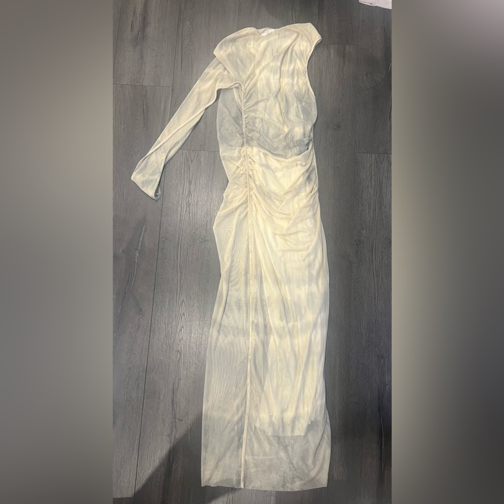 Brand new, never been worn, exclusive Zara one sleeve dress! Sold out. Size M!